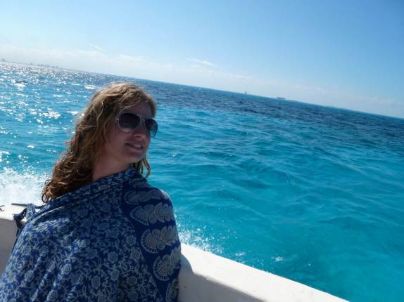 Satisfeita com a vida, voltando de um magnífico mergulho na Isla Mujeres, na costa caribenha no sul do México